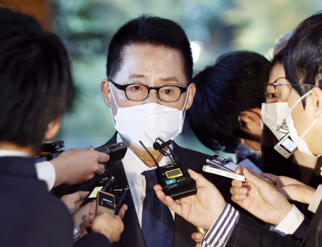 박지원 국가정보원장이 지난 10일 오후 일본 총리관저에서 스가 요시히데(菅義偉) 일본 총리를 면담한 후 취재진의 질문을 듣고 있다. /연합뉴스