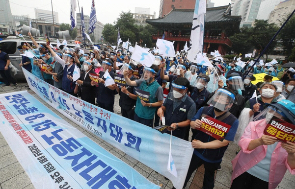 광복절이었던 지난8월15일 오후 서울 종로구 보신각 앞에서 열린 ‘민주노총 8·15 노동자대회’/연합뉴스