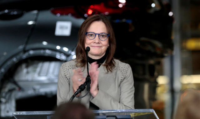 메리 배라 GM CEO가 지난해 3월(현지시간) 미시간주 GM 오리온 조립공장에서 투자계획을 발표한 뒤 박수치고 있다. 19일 GM은 오는 2025년까지 전기차와 자율주행차 개발에 270억달러(약 30조699억원)를 투자할 계획이라고 밝혔다. /로이터연합뉴스