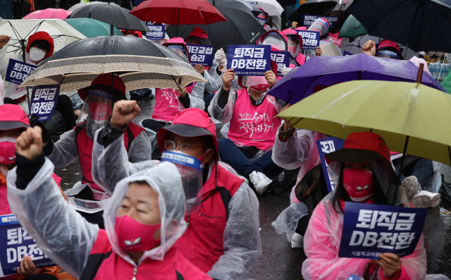 지난 19일 오전 서울시교육청 앞에서 서울학교비정규직연대회의 관계자 등이 퇴직금 DB전환을 위한 총파업 결의대회를 하고 있다. /연합뉴스