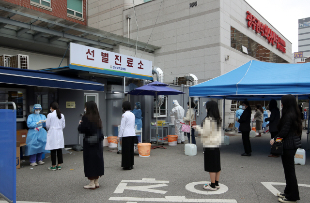 20일 오후 광주 동구 전남대학교병원에서 병원 의료진과 직원들이 코로나19 검사를 받기 위해 선별진료소 앞에 줄지어 있다./광주=연합뉴스