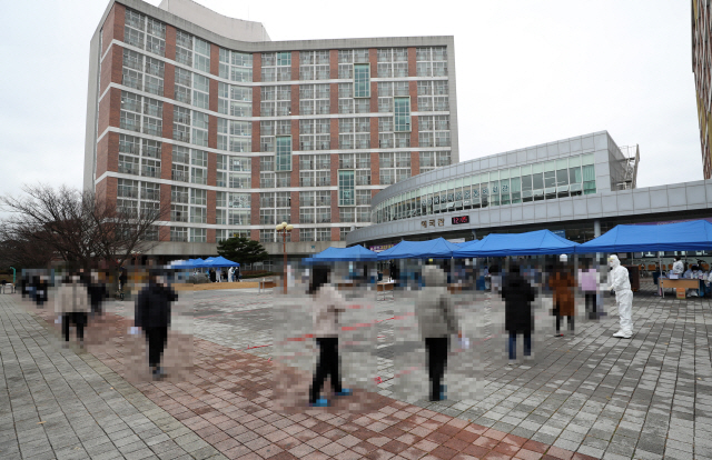 20일 오전 충남 아산시 탕정면 선문대학교 아산캠퍼스에 마련된 신종 코로나바이러스 감염증(코로나19) 선별진료소에서 학생들이 검사순서를 기다리고 있다. /연합뉴스