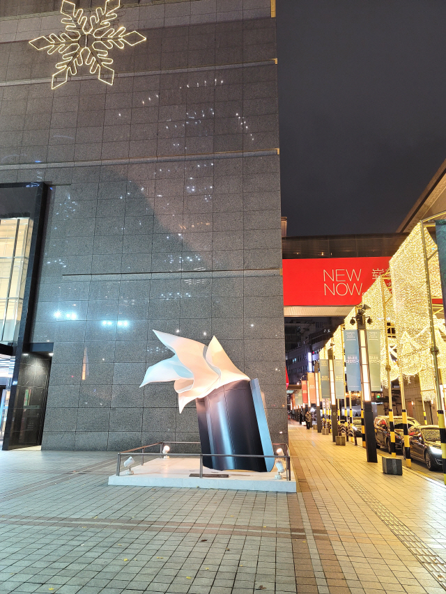 신세계백화점 본점 신관 정문 앞에 설치된 미국의 팝아트 예술가 클라스 올든버그의 ‘건축가의 손수건’.