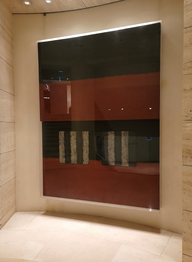추상미술의 거장 숀 스컬리의 ‘거울’은 신세계백화점 본점 본관 3층에서 4층으로 향하는 계단부 중앙에 설치돼 있다.