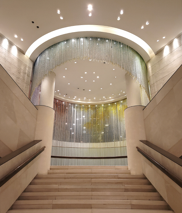 신세계백화점 본점 본관 4층과 5층 계단 연결부를 둥글게 에워싸며 설치된 서도호의 ‘원인과 결과’.