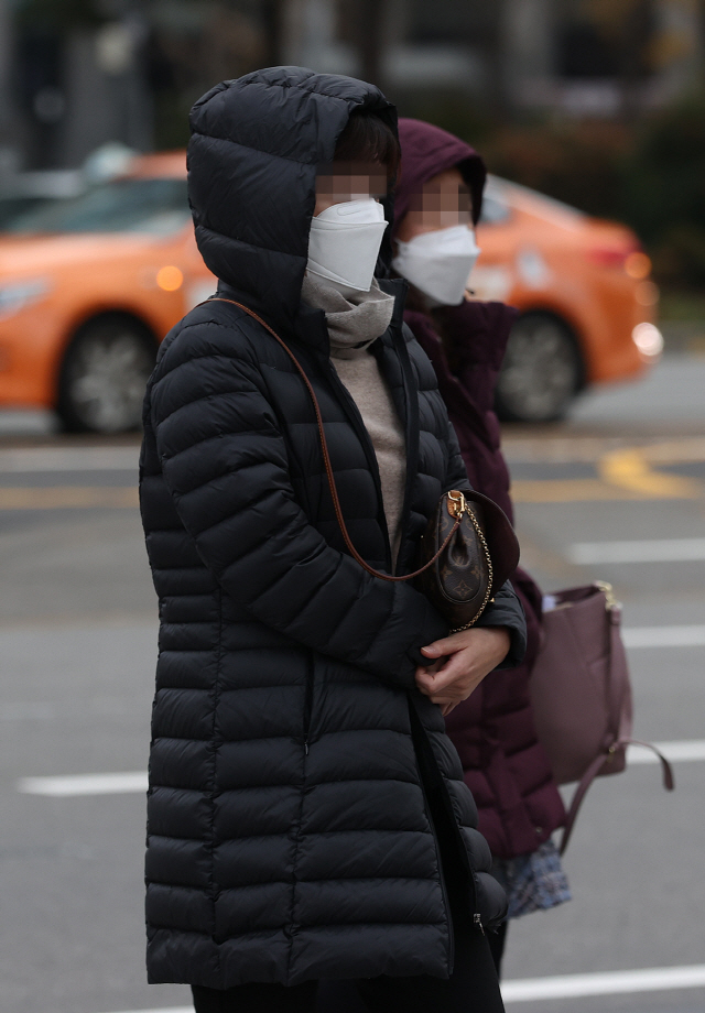 아침기온이 큰 폭으로 떨어지면서 시민들이 점퍼를 입은 채 발걸음을 재촉하고 있다./연합뉴스