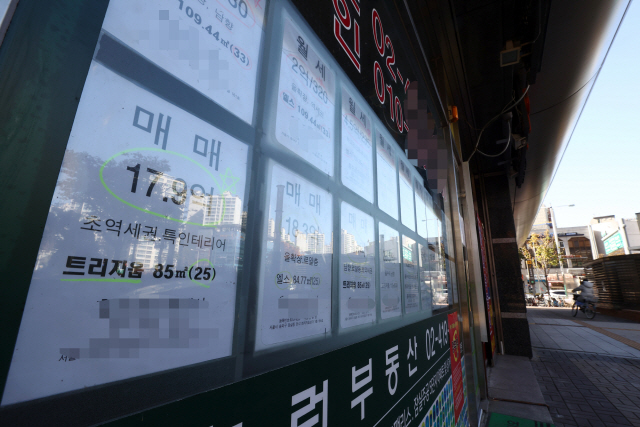 서울의 한 부동산중개업소에 붙은 매매·전세·월세 관련 정보란./연합뉴스