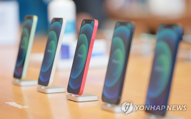 애플 신제품 아이폰12가 정식 출시된 지난달 30일 오전 서울 강남구 신사동 애플 가로수길 매장에 아이폰12가 진열돼 있다. /연합뉴스