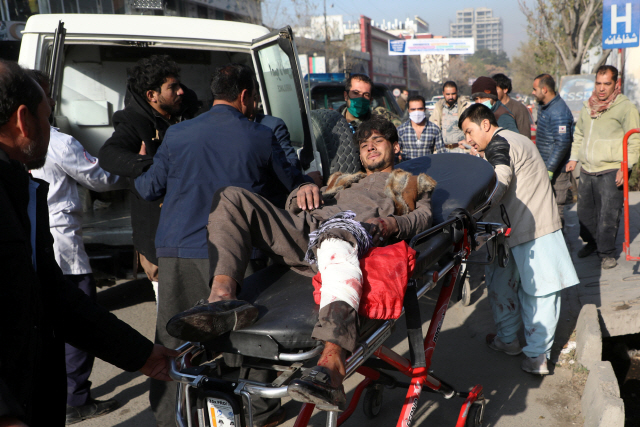 아프가니스탄 수도 카불주택가 등 시내에 20여 발의 로켓이 발사돼 최소 8명이 숨지고 30여명이 부상했다. /로이터·연합뉴스