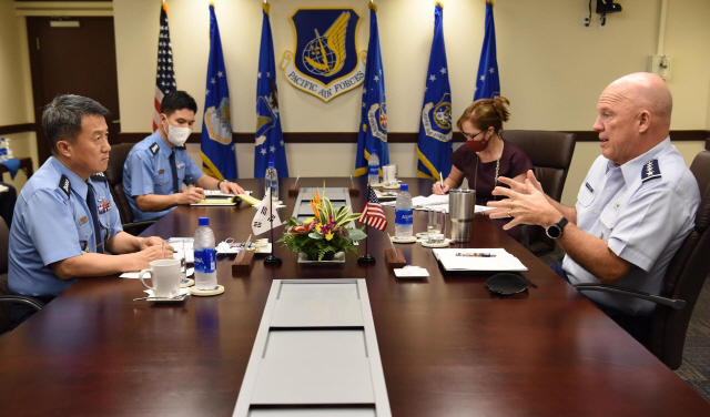 지난 18일 이성용(왼쪽 앞줄) 공군참모총장이 미국 하와이에서 존 레이먼드 미 우주군참모총장과 회담을 하고 있다.     /사진제공=공군
