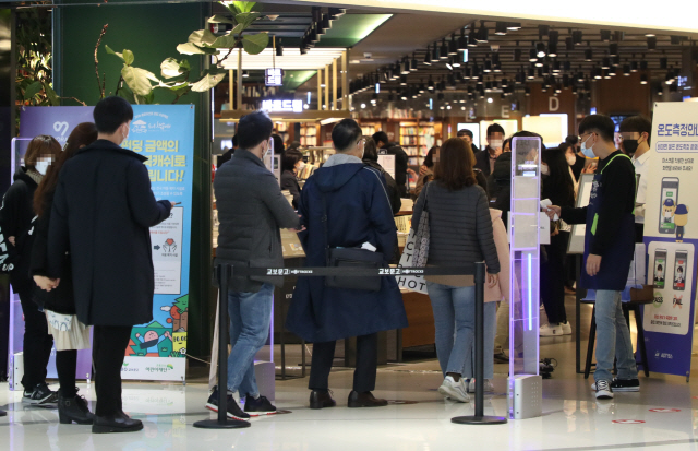22일 서울시내 한 대형 쇼핑몰에서 시민들이 쇼핑하고 있다. /연합뉴스