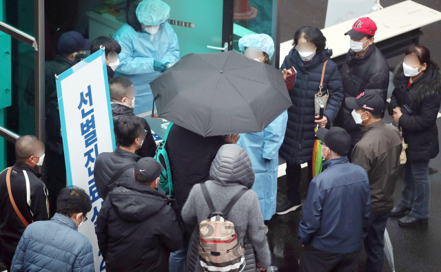 연일 코로나19 확진자가 가파르게 늘며 정부가 코로나 3차 대유행을 경고한 가운데 22일 오전 서울 국립중앙의료원에서 시민들이 코로나19 검사를 받기 위해 줄을 서 있다./권욱기자 2020.11.22
