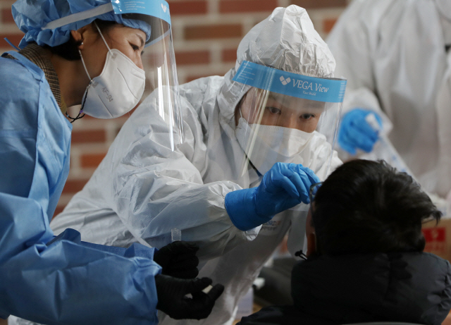 20일 강원 춘천시 한 초등학교에 마련된 임시 선별진료소에서 어린이들이 신종 코로나바이러스 감염증(코로나19) 검사를 받고 있다./춘천=연합뉴스