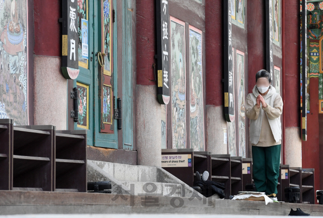 수능을 열흘 남짓 앞둔 22일 서울시 종로구 조계사에서 불교 신도들이 기도하고 있다./권욱기자 2020.11.22