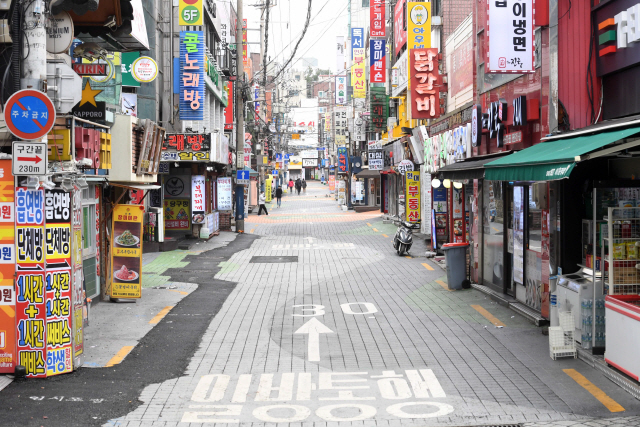 신촌 대학가를 중심으로 신종 코로나바이러스 감염증(코로나19) 확진자가 잇따라 발생하고 있는 가운데 22일 오후 서울 서대문구 신촌 거리가 주말임에도 한산한 모습을 보이고 있다./권욱기자