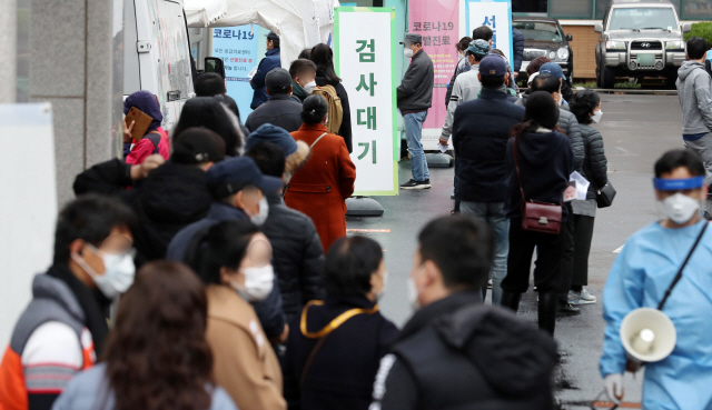 정부가 24일부터 수도권에 대한 사회적 거리두기 조치를 2단계로 격상하기로 한 가운데 시민들이 22일 오전 서울 국립중앙의료원에서 코로나19 검사를 받기 위해 줄을 서 있다. /권욱기자