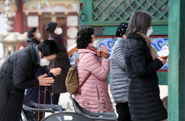 수능을 열흘 남짓 앞둔 22일 서울시 종로구 조계사에서 불교 신도들이 기도하고 있다./권욱기자 2020.11.22