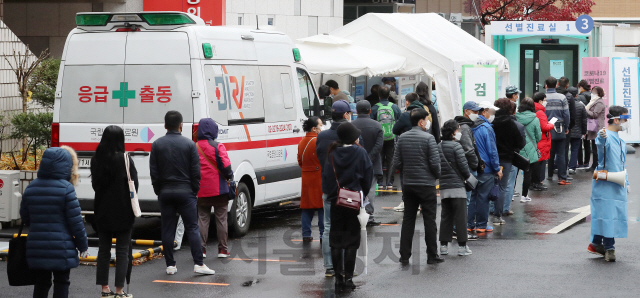 연일 코로나19 확진자가 가파르게 늘며 정부가 코로나 3차 대유행을 경고한 가운데 22일 오전 서울 국립중앙의료원에서 시민들이 코로나19 검사를 받기 위해 줄을 서 있다./권욱기자 2020.11.22