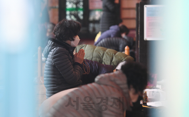 수능을 열흘 남짓 앞둔 22일 서울시 종로구 조계사에서 불교 신도들이 기도하고 있다./권욱기자 2020.11.22