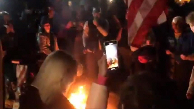 캘리포니아주 샌클레멘테에서 마스크를 불태우는 통금 반대 시위대/트위터 캡처