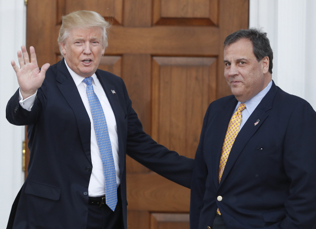 도널드 트럼프(왼쪽) 미국 대통령과 그의 측근인 크리스 크리스티 전 뉴저지 주지사./AP연합뉴스