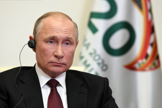 블라디미르 푸틴 러시아 대통령이 21일(현지시간) 모스크바 대통령관저에서 화상으로 개최된 G20 정상회의에 참석해 의장국인 사우디아라비아 국왕의 개회사를 경청하고 있다. /AP연합뉴스