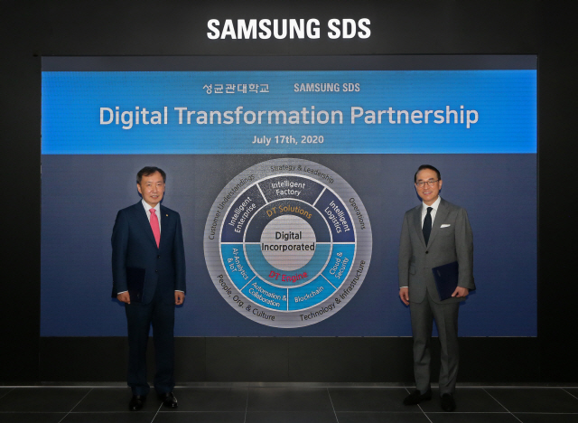 지난 7월 홍원표(오른쪽) 삼성SDS 대표와 신동렬 성균관대학교 총장이 서울 송파구 삼성SDS 잠실캠퍼스에서 디지털트랜스포메이션 추진을 위한 산학협약을 체결했다./사진제공=삼성SDS