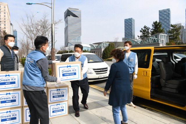 포스코건설은 지난 3월 드림키트 100개를 제작, 인천지역의 그룹홈 17곳에 전달했다. /사진제공=포스코건설