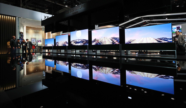 지난 1월 미국 라스베이거스에서 열린 세계 최대 가전·정보기술 전시회 ‘CES 2020’에서 관람객들이 LG전자 롤러블 TV를 둘러보고 있다./연합뉴스