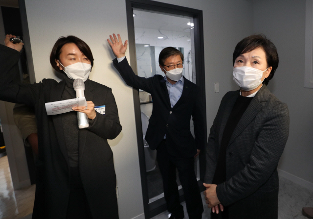 김현미 국토교통부 장관이 22일 은평구에 위치한 매입 임대주택을 방문해 내부를 둘러보고 있다. /연합뉴스