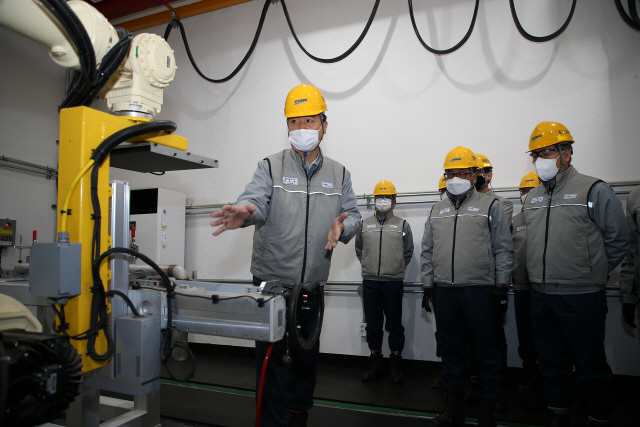 22일 오전 대우조선해양 옥포조선소에서 직원들이 디지털 방사선 품질검사 로봇에 대한 설명을 듣고 있다. /사진제공=대우조선해양