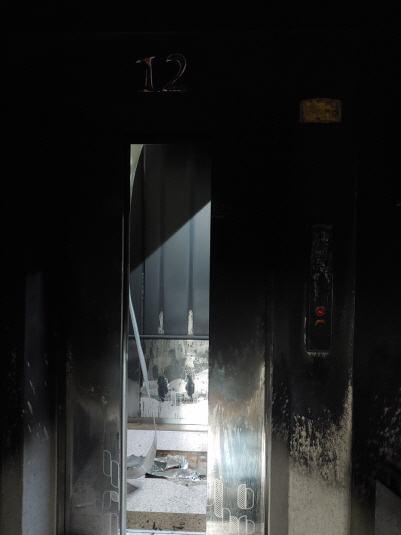 24일 오전 6시 50분께 부산 금정구의 한 아파트 12층에서 불이 나 1명이 숨졌다./사진제공=부산경찰청