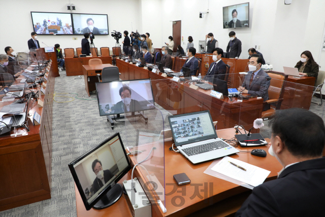 이낙연 더불어민주당 대표가 24일 서울 여의도 국회에서 열린 제22차 온택트 의원총회에 화상으로 참석해 모두발언을 하고 있다./권욱기자 2020.11.24