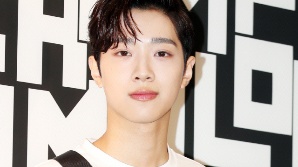 라이관린, 길거리 흡연+침 뱉기 논란 사과 "공인으로서 잘못된 행동"