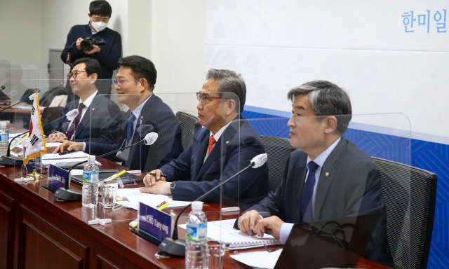 지난 10일 국회 의원회관에서‘미국 대선결과의 영향 및 미·중 관계’를 주제로 제28차 한미일 의원회의가 화상으로 진행되고 있다. 왼쪽부터 김한정, 송영길(외교통일위원장) 더불어민주당 의원, 박진, 조태용 국민의힘 의원. /연합뉴스