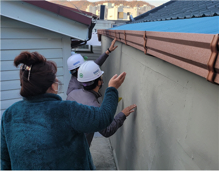 지난 21일  ‘사랑의 집 선물’ 캠페인에 참여한 반도건설 창원 현장 임직원들이 보수 부분에 누수가 발생하지 않도록 지붕을 점검하고 있다. /반도건설
