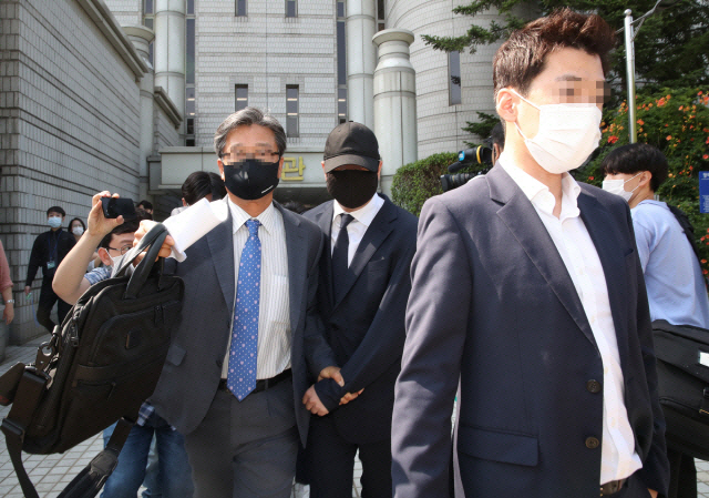 이장한 종근당 회장의 아들 이모씨가 지난 7월16일 음주운전 혐의에 대한 1심 선고를 받고 법정을 나오고 있다. /서울경제DB