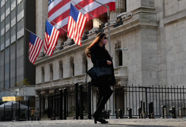 미국 뉴욕 증권거래소 앞에서 지난 16일 한 행인이 걷고 있다. /AFP연합뉴스