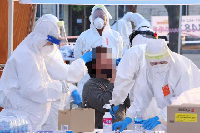 시민들이 신종 코로나바이러스 감염증(코로나19) 검체 검사를 받고 있다. /연합뉴스
