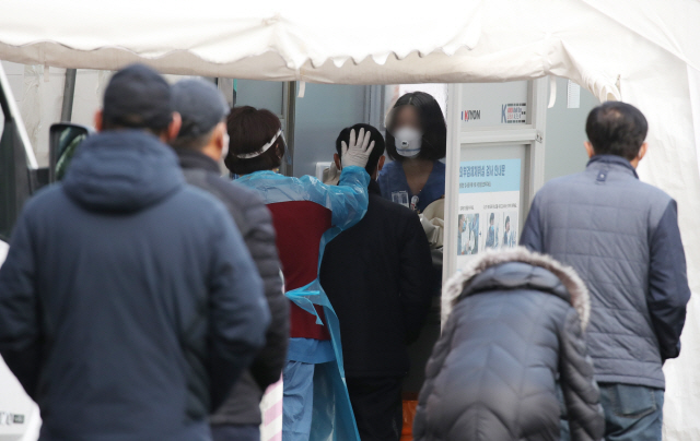 24일 오전 서울 중구 국립중앙의료원 시민들로 붐비고 있는 선별진료소./연합뉴스
