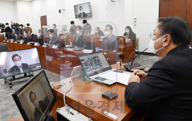 이낙연 더불어민주당 대표가 24일 서울 여의도 국회에서 열린 제22차 온택트 의원총회에 화상으로 참석해 모두발언을 하고 있다. 오른쪽은 김태년 더불어민주당 원내대표./권욱기자 2020.11.24