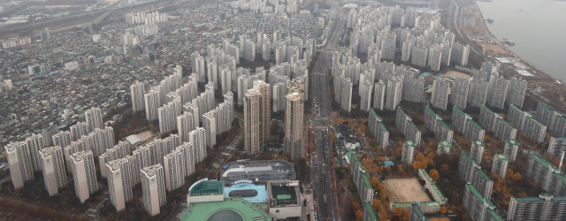 서울 송파구 롯데월드타워 서울스카이에서 바라본 아파트 단지의 모습./연합뉴스