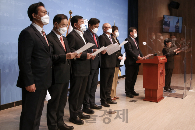 국회 국토교통위원회 소속 국민의힘 의원들이 24일 국회 소통관에서 기자회견을 열고 진선미 국토위원장의 사퇴 및 김현미 등 국토부 장ㆍ차관 경질을 촉구하는 성명서를 낭독하고 있다./권욱기자 2020.11.24