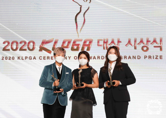 김효주(왼쪽)와 최혜진·유해란이 24일 KLPGA 대상 시상식에서 트로피를 들고 포즈를 취하고 있다. /사진제공=KLPGA