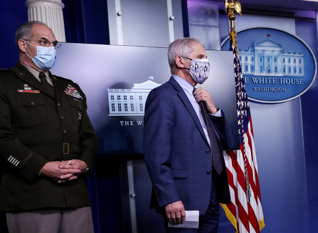 지난 19일(현지시간) 미국 백악관에서 열린 코로나19 태스크포스(TF) 브리핑에서 앤서니 파우치(오른쪽) 미 국립알레르기·전염병연구소(NIAID) 소장이 브리핑 내용을 경청하고 있다. /로이터연합뉴스