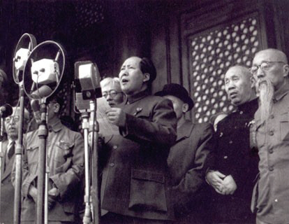 마오쩌둥이 지난 1949년 10월1일 톈안먼 문루에 올라 ‘중화인민공화국 중앙인민정부 성립’을 선언하고 있다. 마오는 이후 지속적으로 장기목표를 내걸며 국민들을 동원했다. /서울경제DB