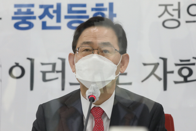 주호영 국민의힘 원내대표가 25일 오전 국회에서 법조계 출신 의원들과 추미애 법무부 장관의 윤석열 검찰총장 직무배제·징계청구와 관련해 대책 논의하고 있다. /연합뉴스