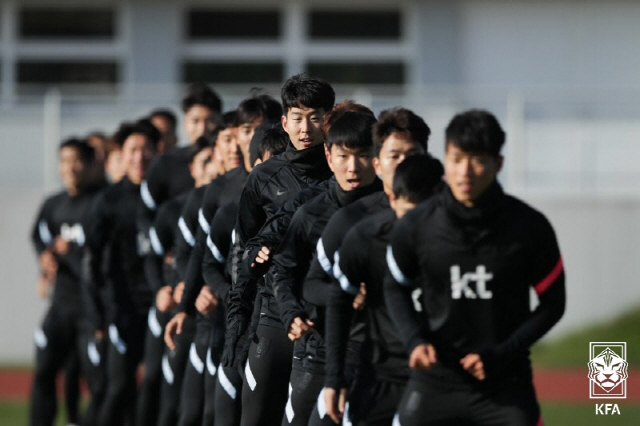 남자축구 국가대표팀 손흥민과 선수들이 훈련하는 모습./ 연합뉴스