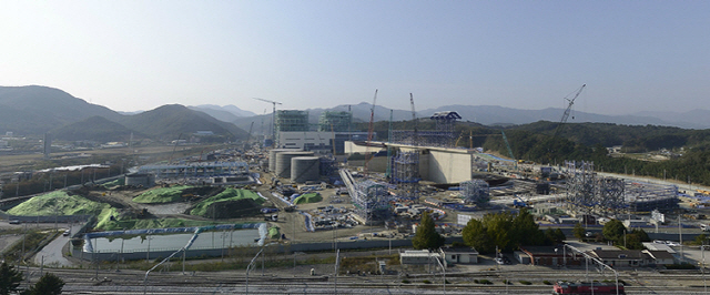 강릉 안인 석탄화력 발전소가 2023년 3월 완공을 목표로 공사가 진행중인 모습./사진 제공 = 강릉에코파워