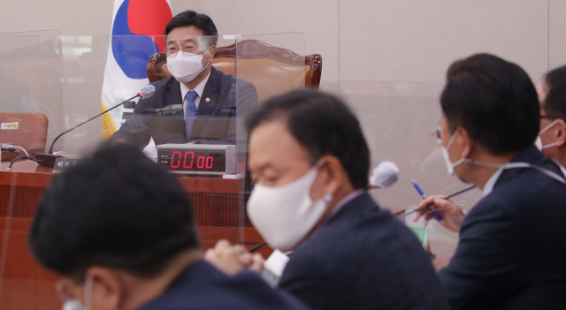 25일 국회 법제사법위원회 전체회의에서 윤호중 위원장이 발언하고 있다. /연합뉴스